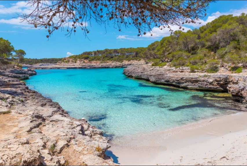 Plage turquoise à Mallorca, sable blanc et eaux cristallines